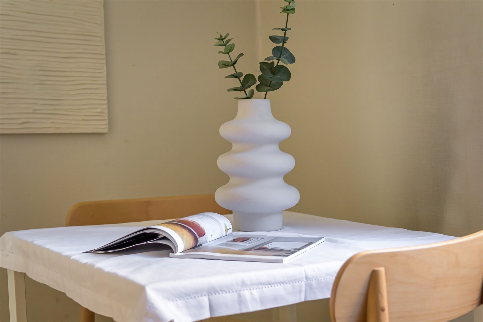 Spiseplassen på kjøkkenet gjør det enkelt å samle familie eller venner til uformelle måltider i lyse omgivelser. Galleribilde