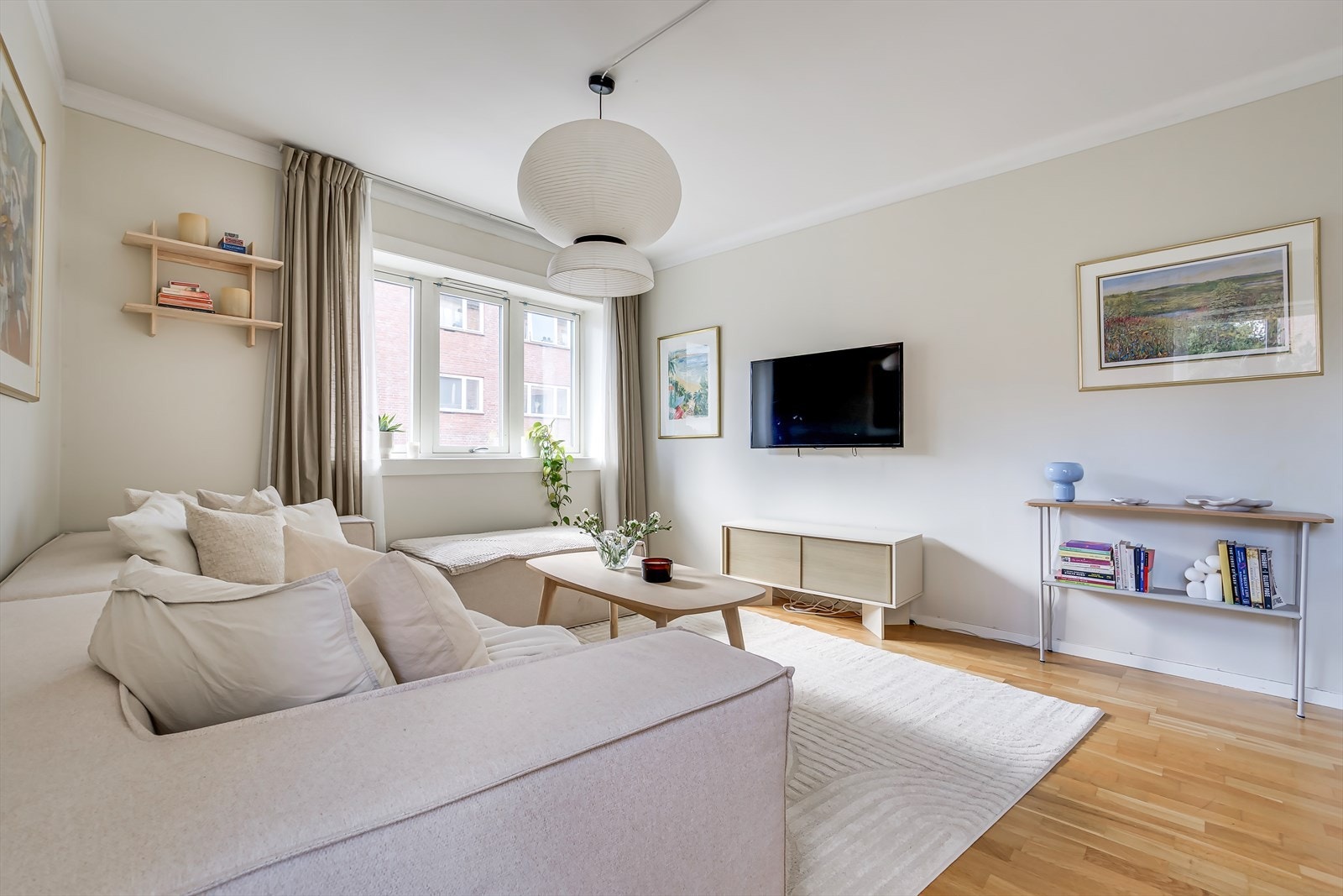 Her får du en flott kombinasjon av komfort og funksjonalitet, med god plass til underholdningsløsning og koselig innredning. Galleribilde