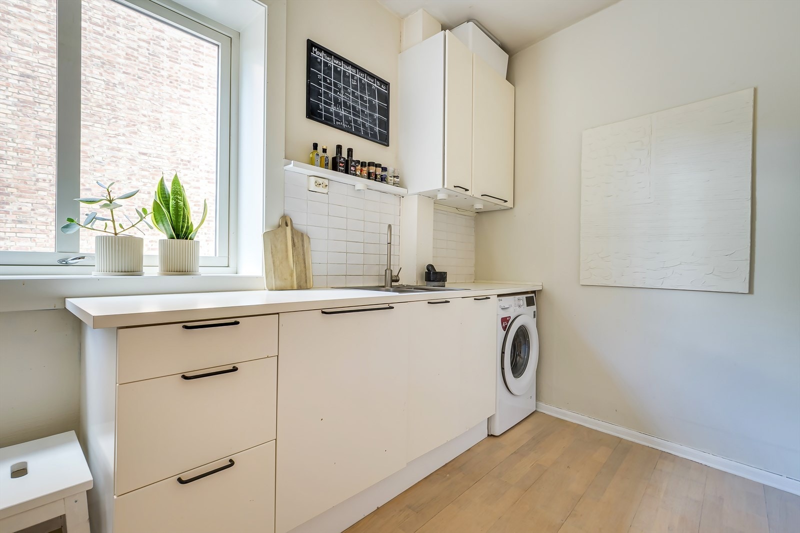 I hjørnet finner du opplegg og plass til vaskemaskin. Galleribilde