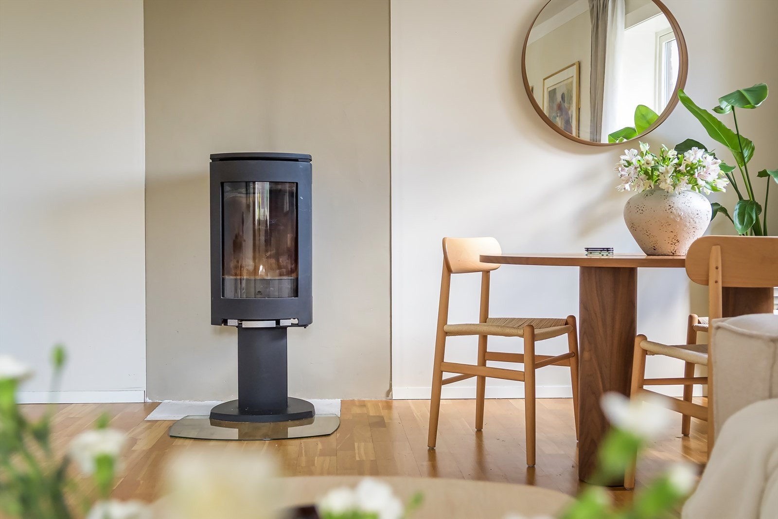 Den sjarmerende peisen tilfører en lun og koselig atmosfære - perfekt som samlingspunkt på kjølige kvelder. Galleribilde