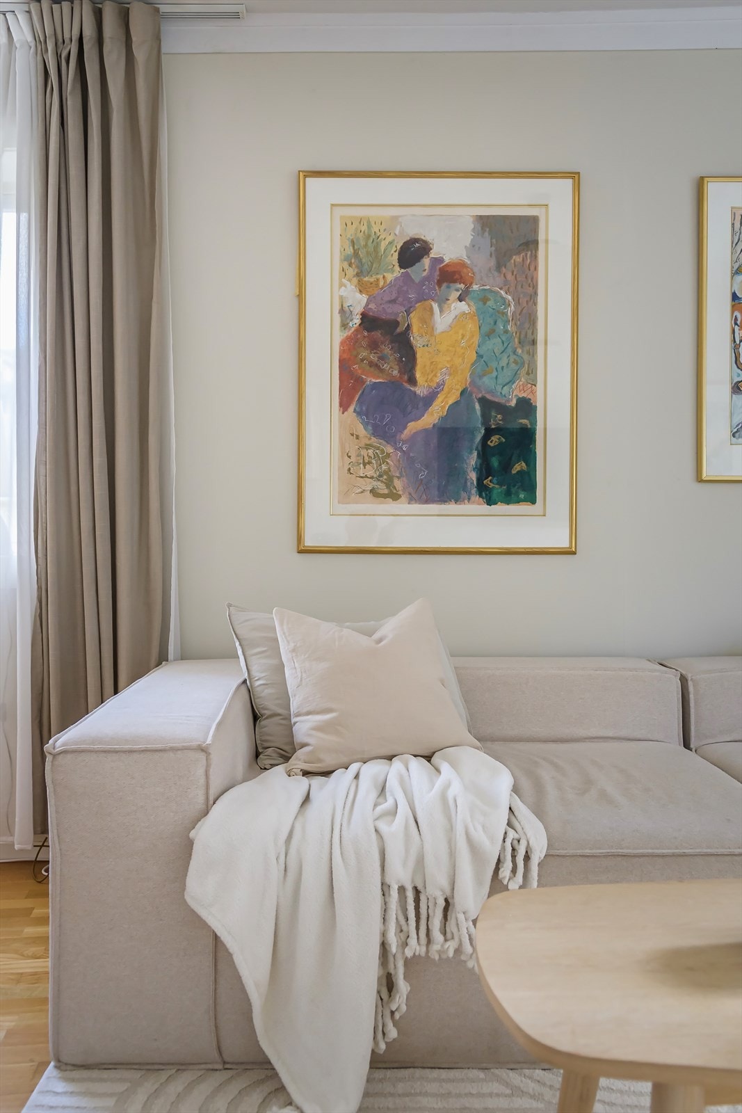 De moderne møblene får god plass i stuen, og den harmoniske fargepaletten gjør det enkelt å tilpasse rommet med egen stil. Galleribilde