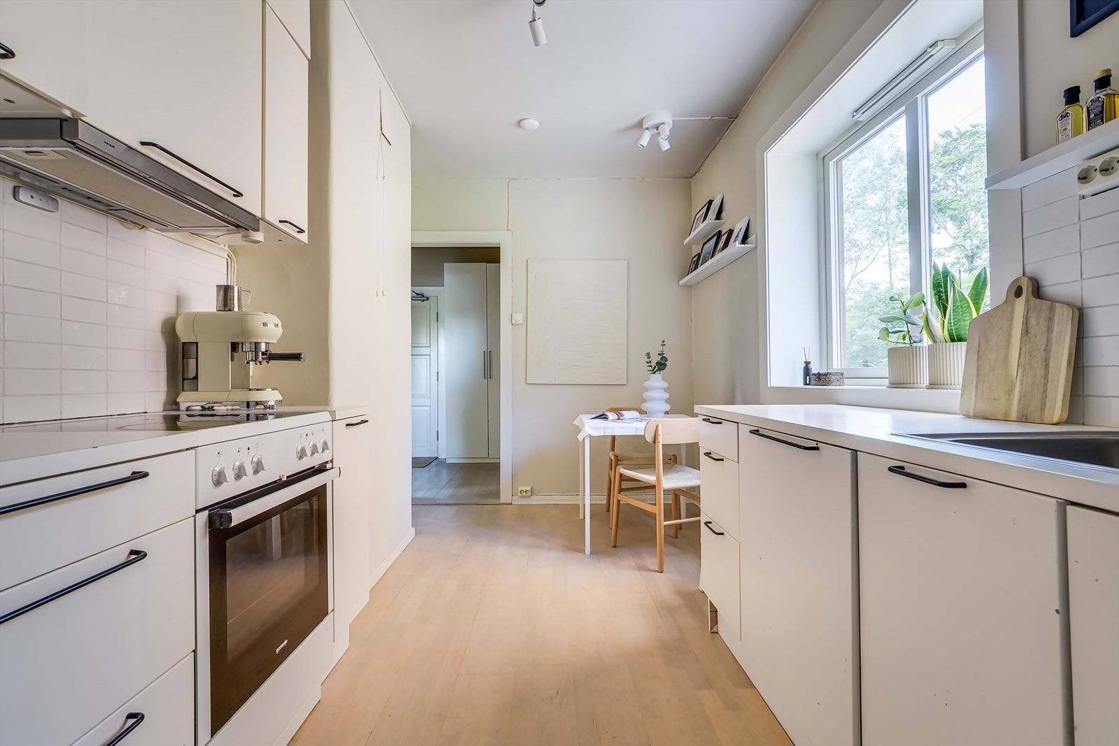 Det lyse og moderne kjøkkenet byr på rikelig med benkeplass og skapplass, og er utstyrt med alt du trenger for en funksjonell hverdag. Galleribilde