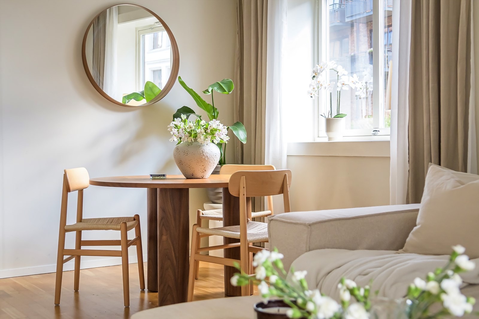 Spiseplassen er både hyggelig og praktisk, med godt lysinnslipp fra vinduet og nærhet til kjøkkenet for en sosial matopplevelse. Galleribilde