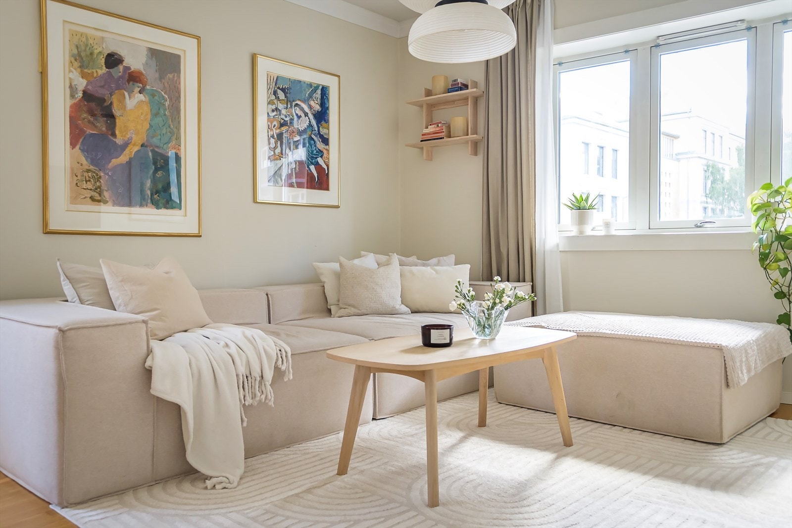 Den lune sofakroken inviterer til hyggelige kvelder, og med de store vinduene får du en flott utsikt samtidig som rommet fylles av dagslys. Galleribilde