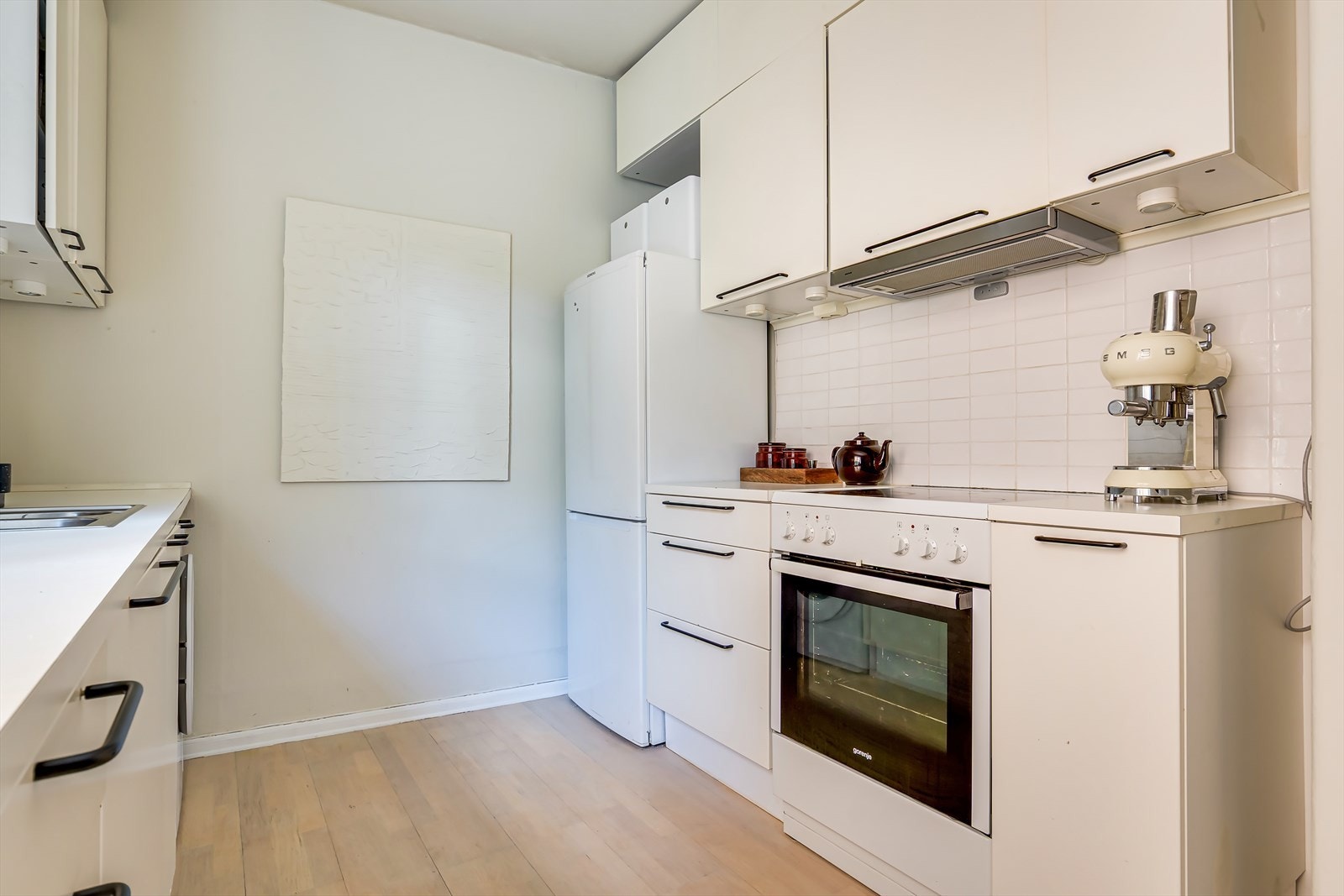 Med vindu som slipper inn godt med lys, føles kjøkkenet både romslig og trivelig - et sted det er lett å trives. Galleribilde