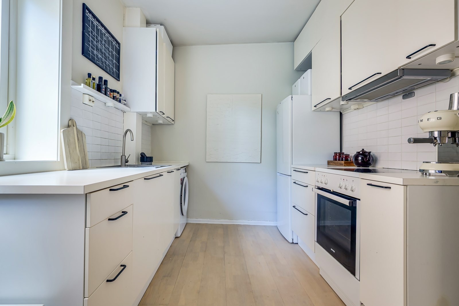 Her er det lagt vekt på en kombinasjon av praktiske løsninger og stilrene detaljer - et kjøkken du vil glede deg til å bruke. Galleribilde