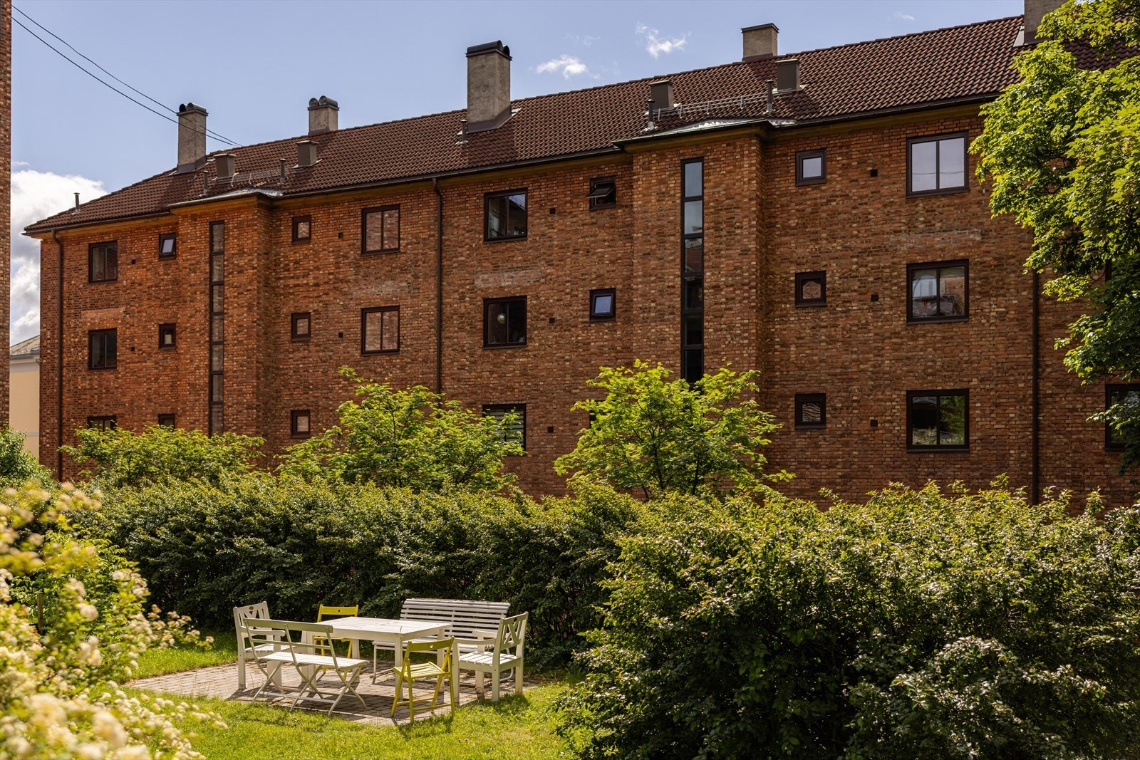 Aksjelaget har en frodig og fin bakgård til glede for beboerne. Her kan du ta med middagen ut! Galleribilde