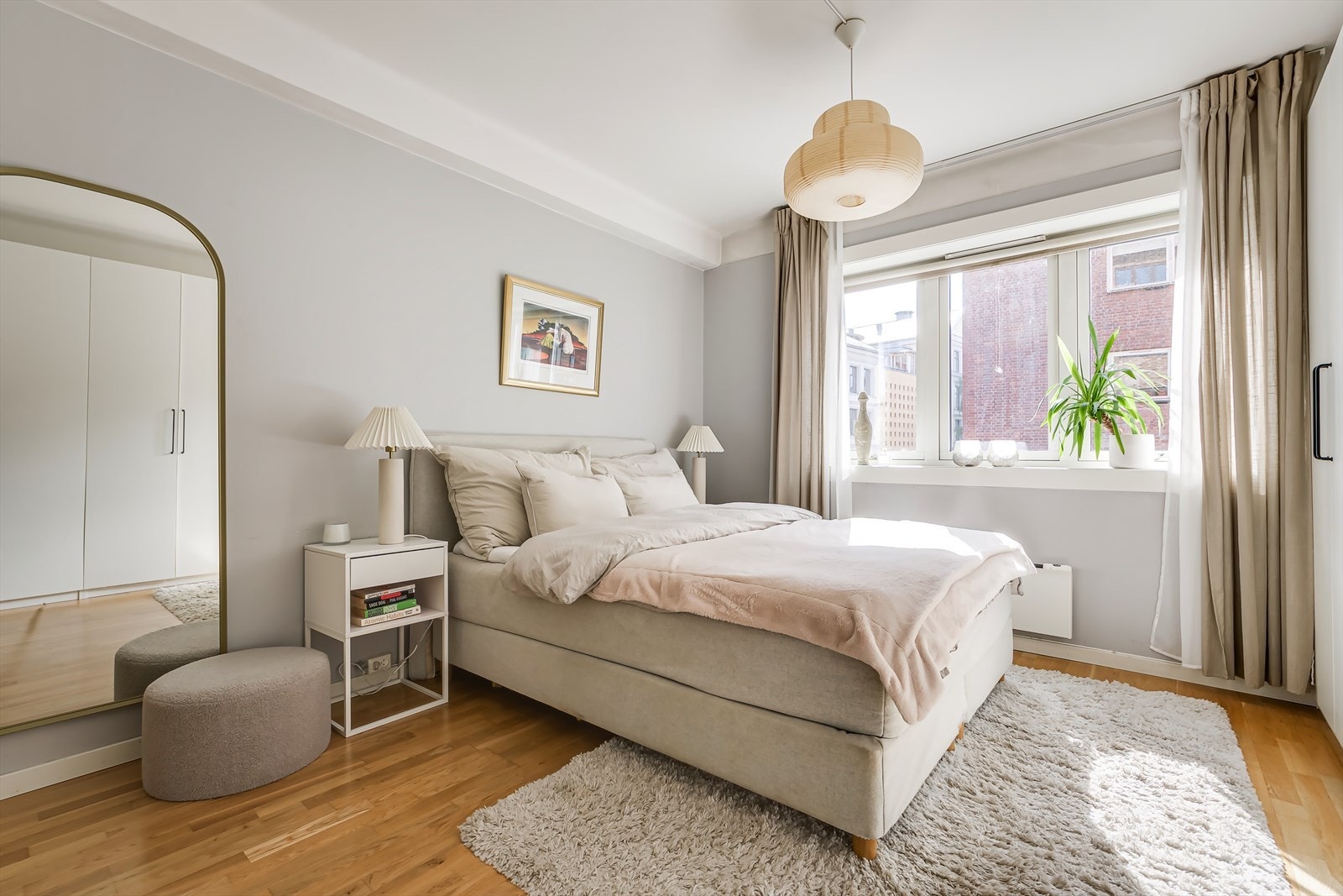 Det romslige soverommet har god plass til dobbeltseng og oppbevaringsløsninger, samtidig som det store vinduet gir lys og luft. Galleribilde