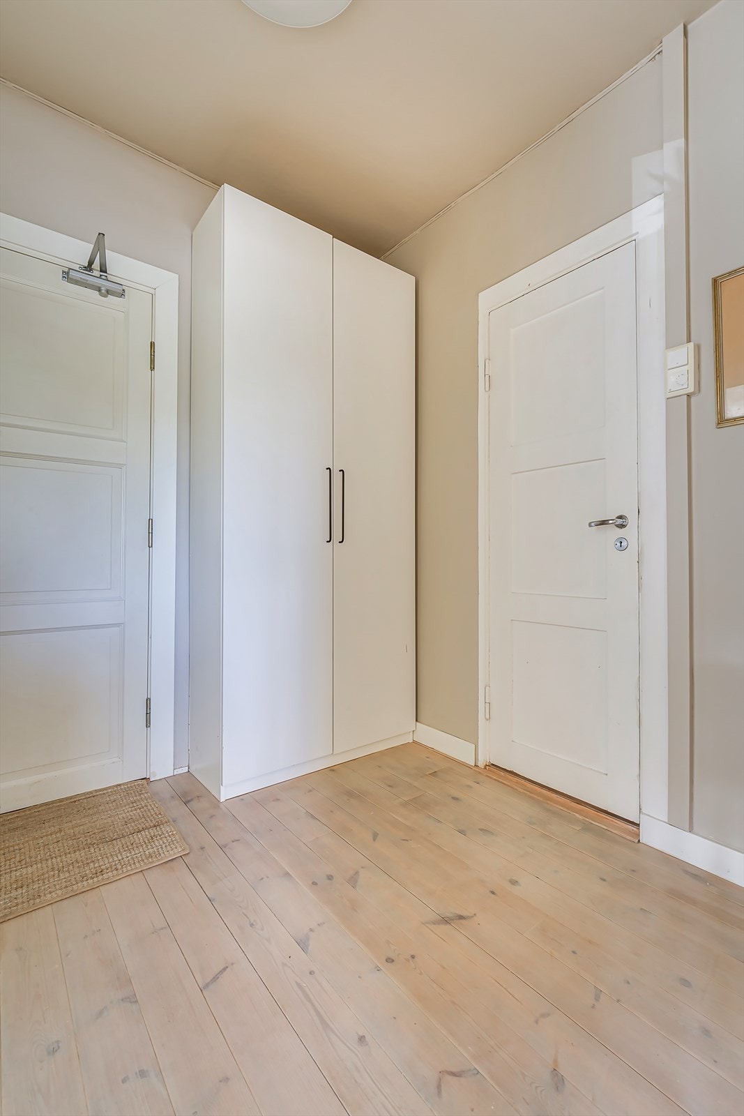 Leiligheten byr på en gjennomført og lys stil allerede fra inngangspartiet, som setter tonen for resten av boligen. Galleribilde