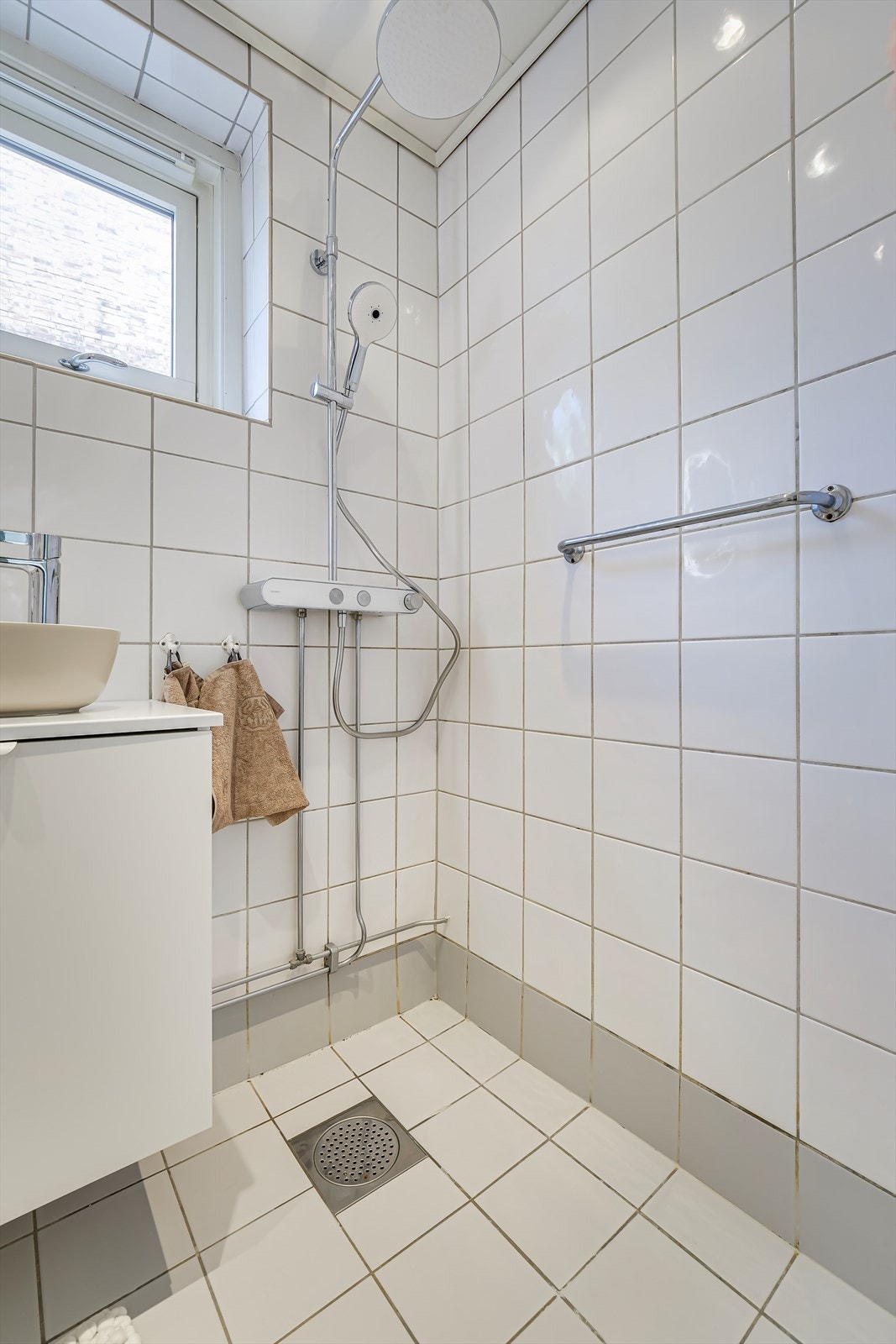 Dusjsonen er elegant utformet med glassvegger som gir et åpent og ryddig inntrykk, samtidig som funksjonaliteten er ivaretatt. Galleribilde