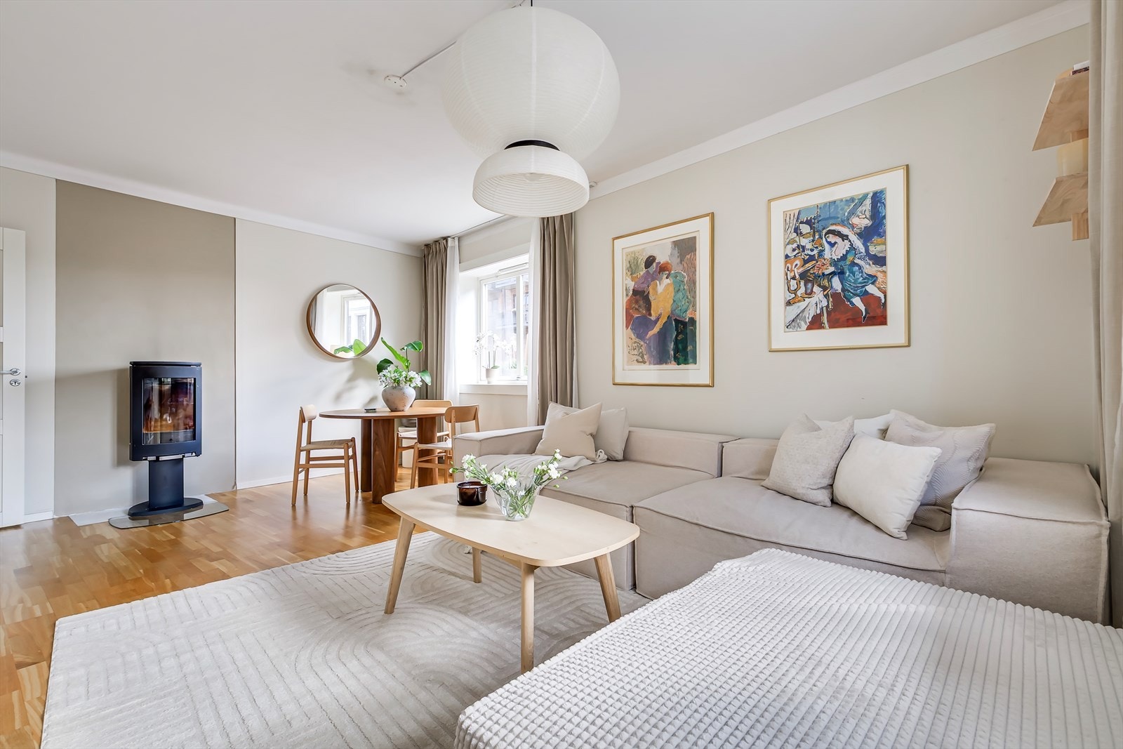 Stuen fremstår lys og innbydende med lyse vegger og stilrene detaljer, der både kunst og innredning kommer til sin rett i en luftig atmosfære. Galleribilde