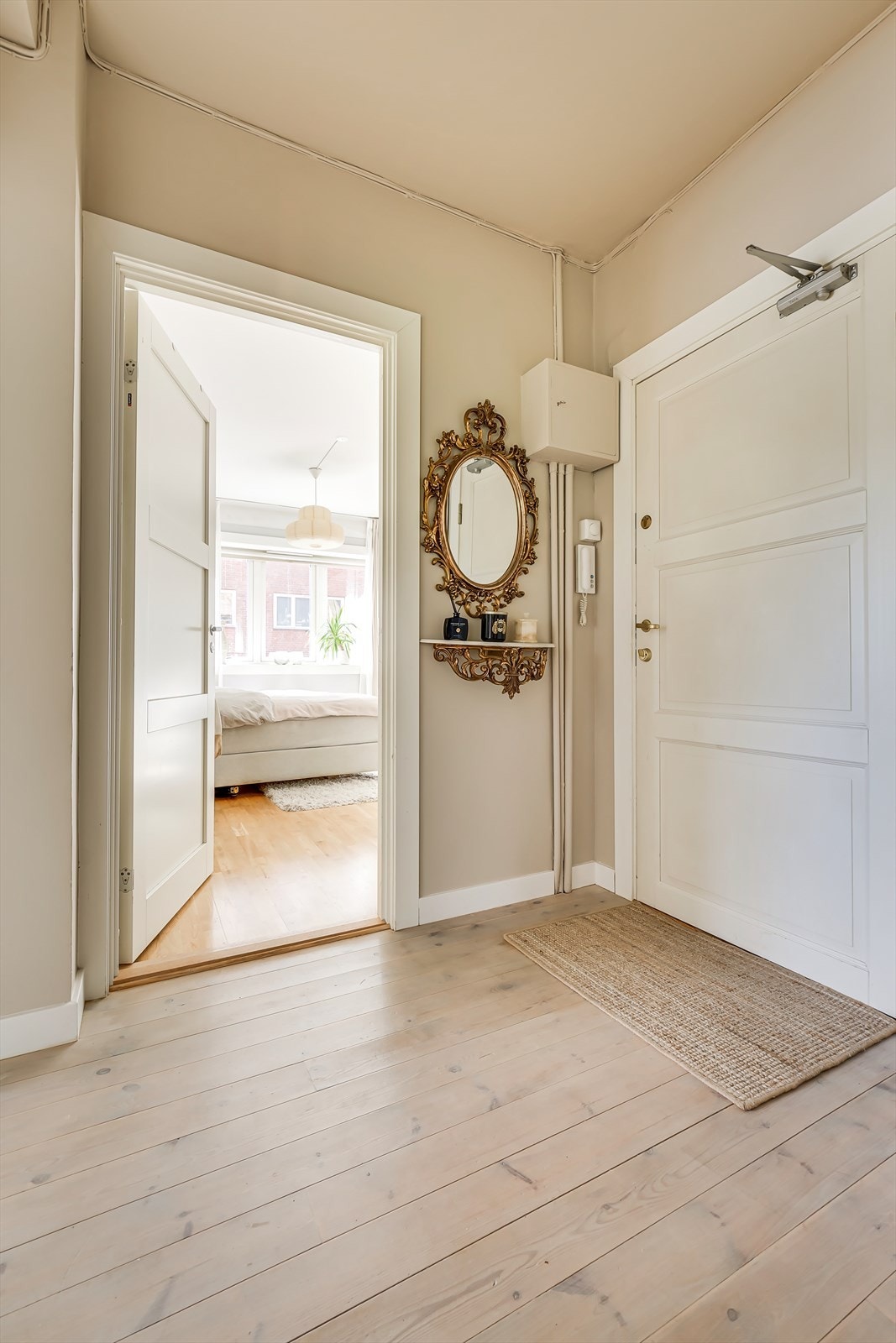 Entreen ønsker deg velkommen med en lys og ryddig atmosfære, med god plass til oppbevaring og en praktisk planløsning. Galleribilde