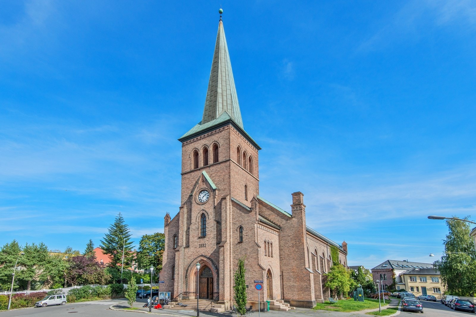 Nydelige Kampen kirke på Thorbjørn Egners plass. Galleribilde