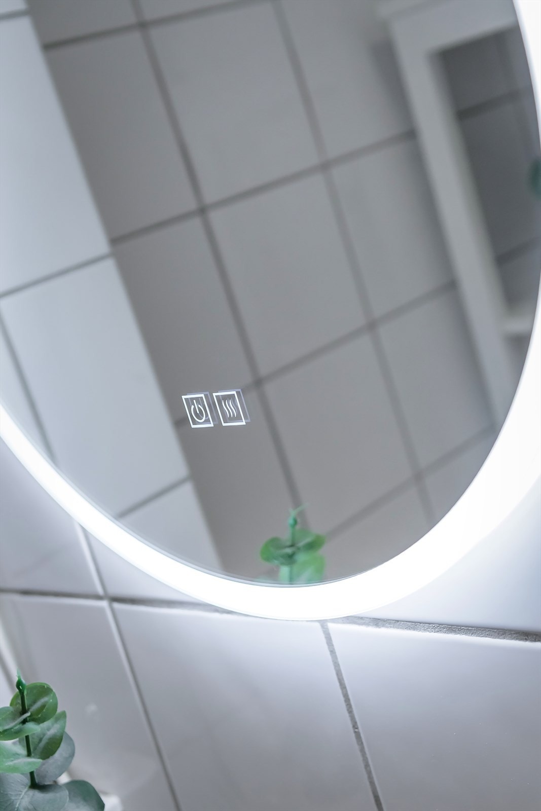 Et stort speil med belysning gir en luksuriøs følelse. Galleribilde