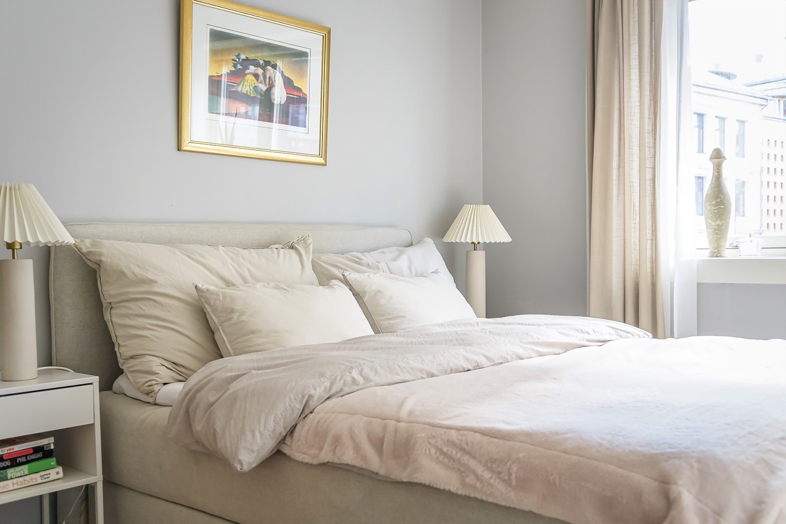 Her er det lett å skape et avslappende og personlig soveromsmiljø, med plass til både skap og nattbord. Galleribilde