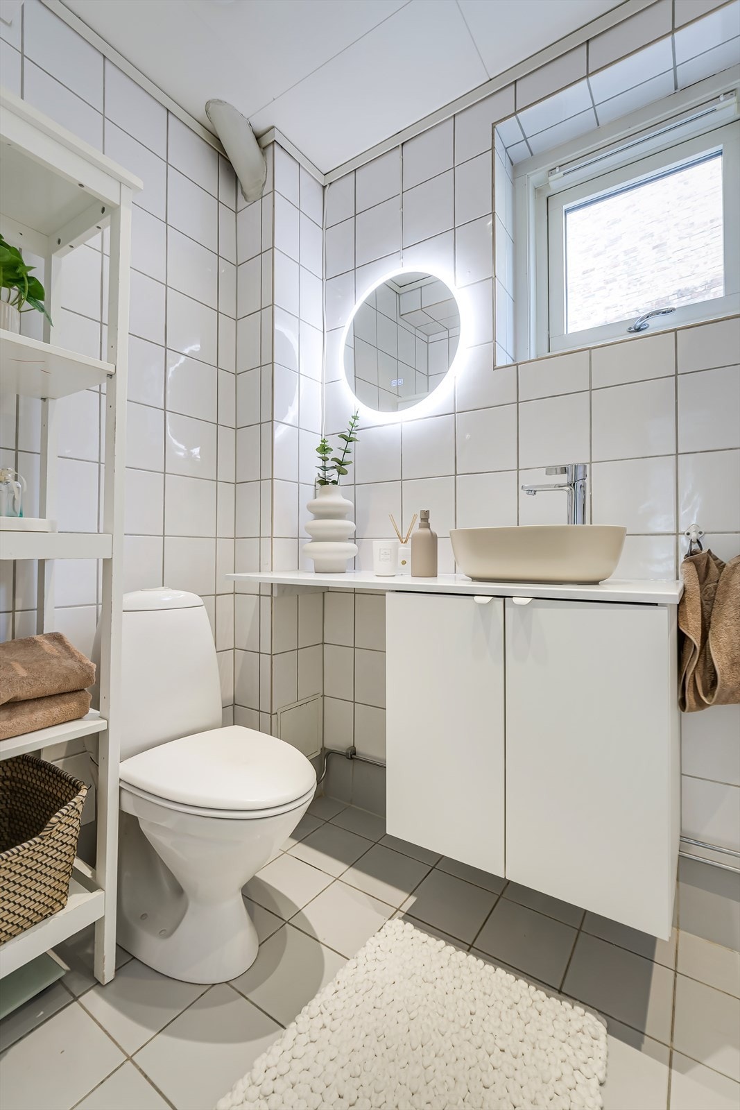 Med rene linjer og gjennomført design får badet et eksklusivt preg som løfter helhetsinntrykket av leiligheten. Galleribilde