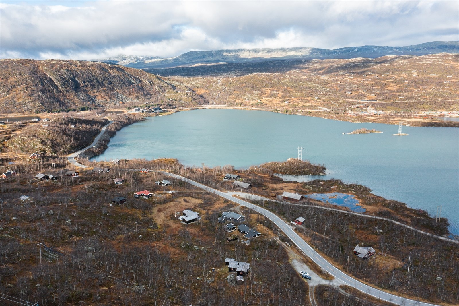 Haugastøl ligger på dørterskelen til Hardangervidda og Hallingskarvet Nasjonalpark. Hytten på ca 1005 moh. Galleribilde