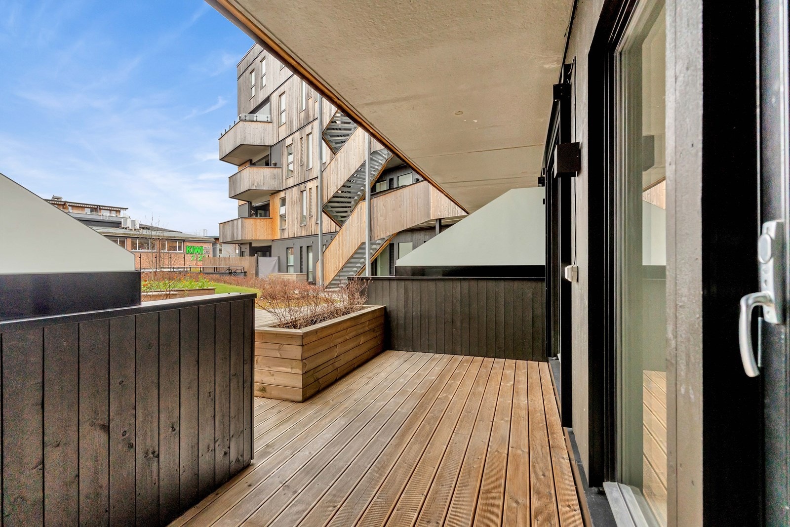 Leiligheten kan også skilte med to innbydende uteplasser; en terrasse på ca. 11 kvm og balkong på rundt 5 kvm. Galleribilde