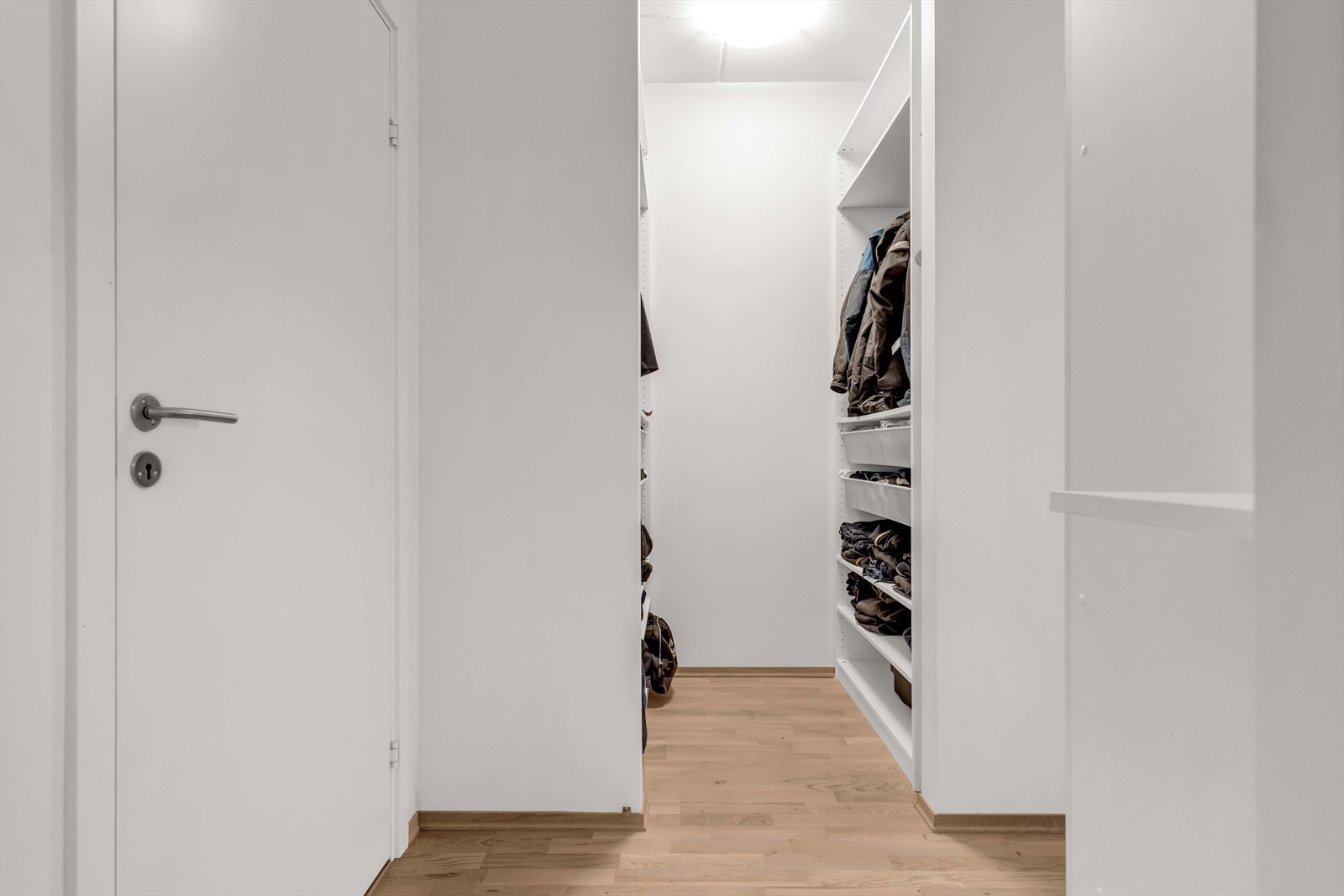Hovedsoverommet ligger i suiteløsning med det ene badet, og kan i tillegg skilte med ekstra god størrelse, walk-in closet og utgang til balkongen. Galleribilde