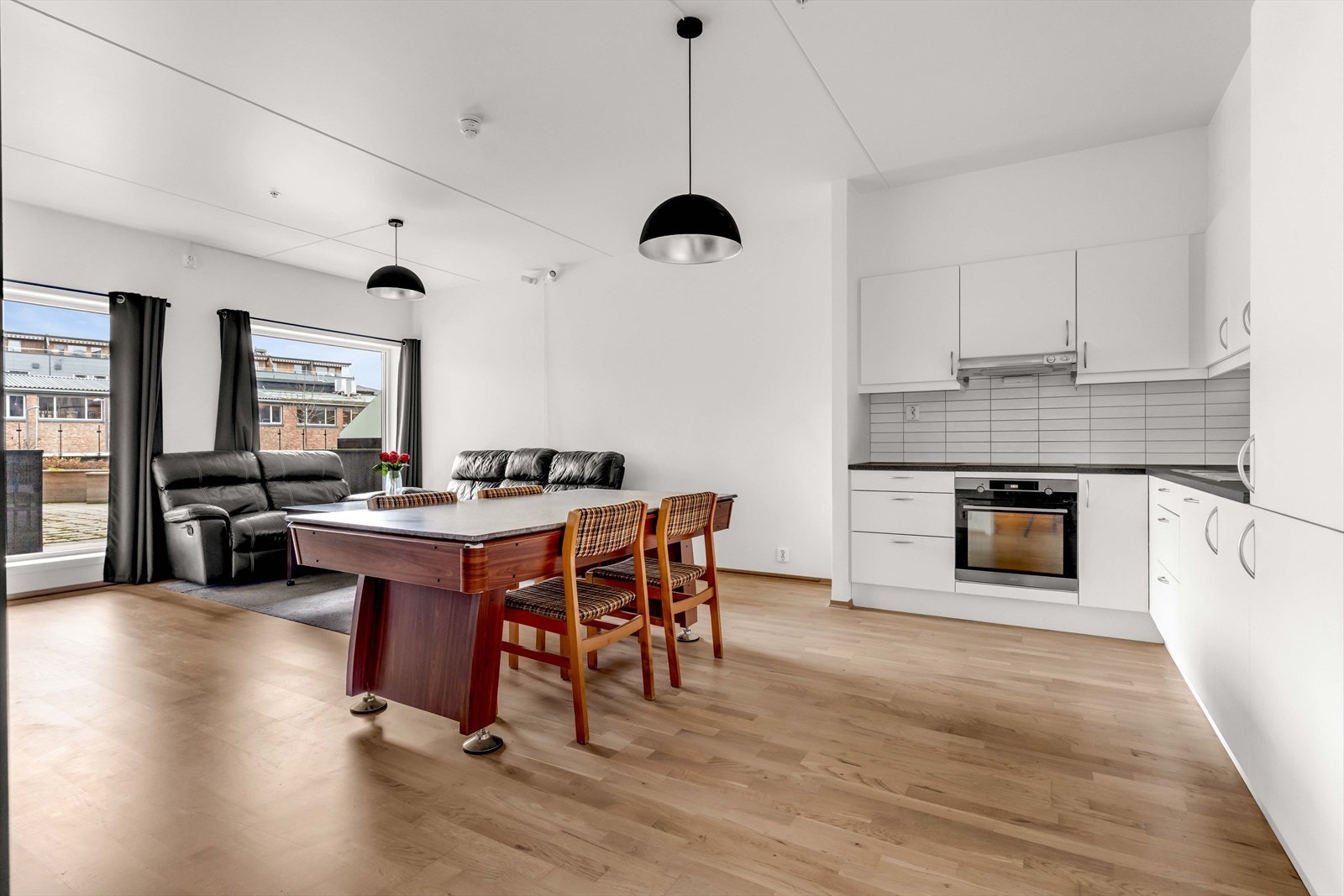 Stue og kjøkken ligger i åpen løsning, og er et innbydende rom med ekstra takhøyde, store vinduer og utgang til terrassen. Galleribilde