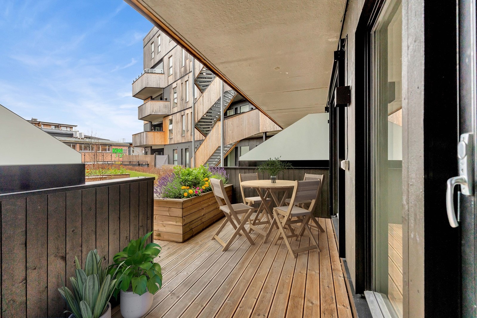 Leiligheten ligger i et sameie fra 2020 med flotte fellesarealer, takterrasse og hage. Galleribilde