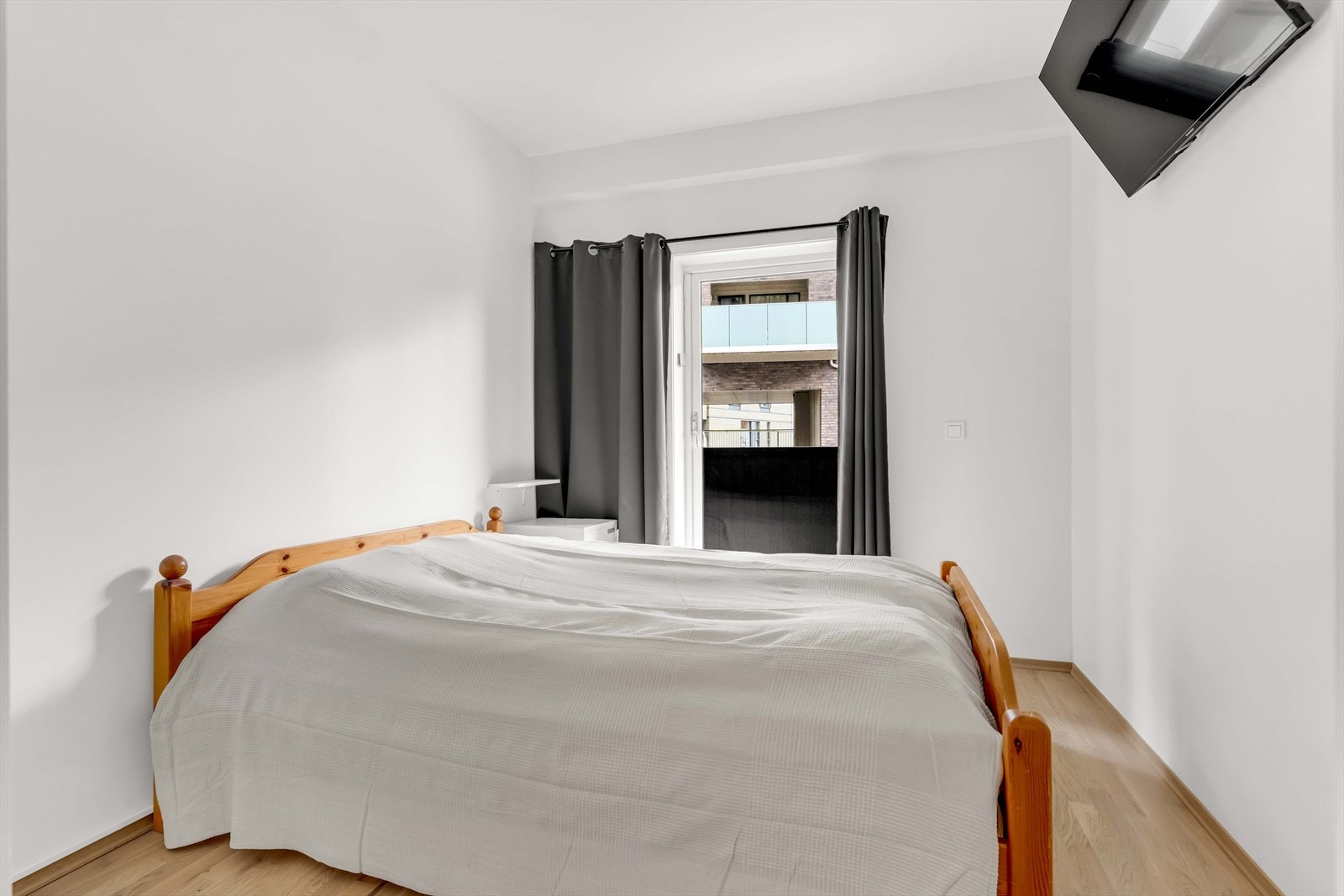 Leiligheten har tre soverom med parkettgulv og hvitmalte vegger. Galleribilde