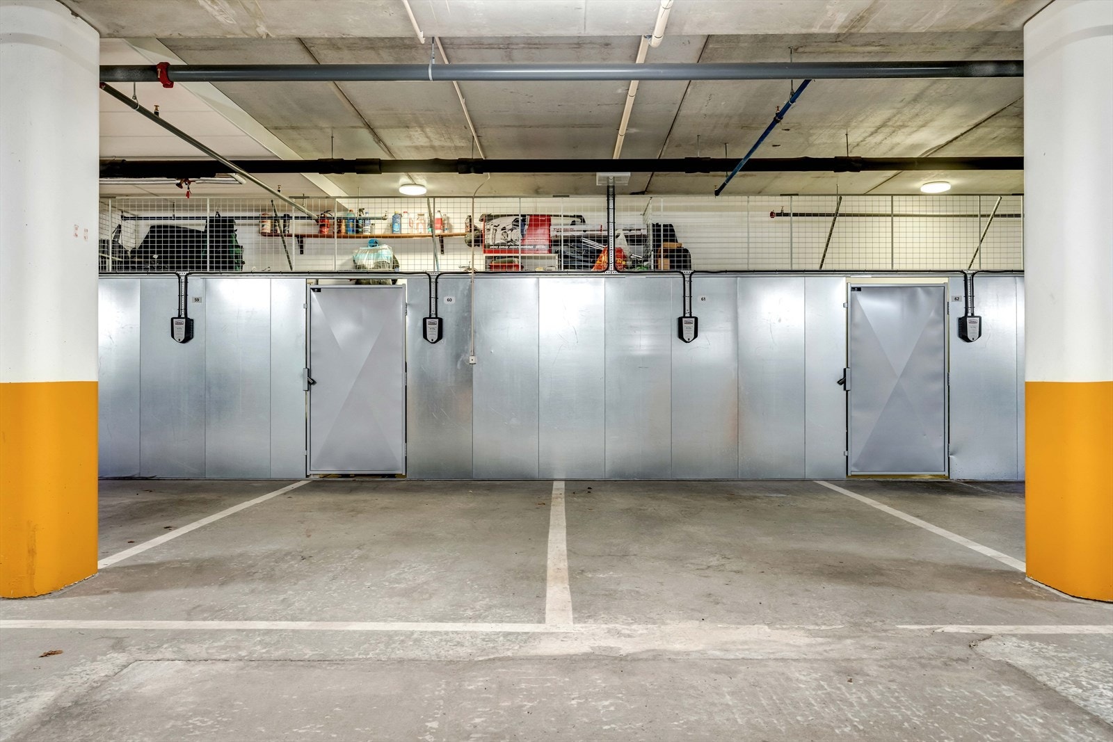 Det medfølger 2 parkeringsplasser med elbillader i felles garasjekjeller - Det er også gjesteparkeringsplasser i garasjen. Galleribilde