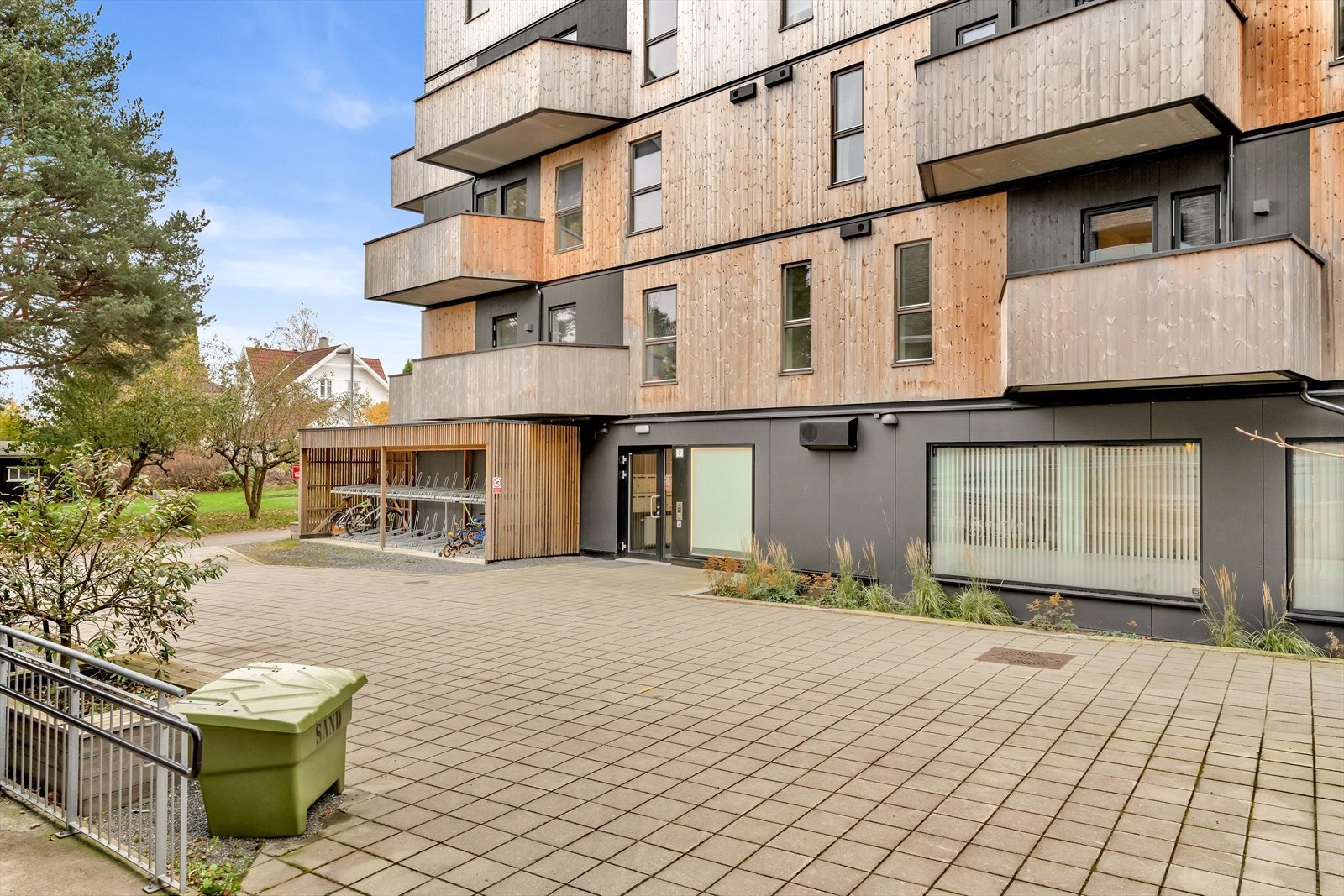 Praktisk felles sykkelparkering. Galleribilde