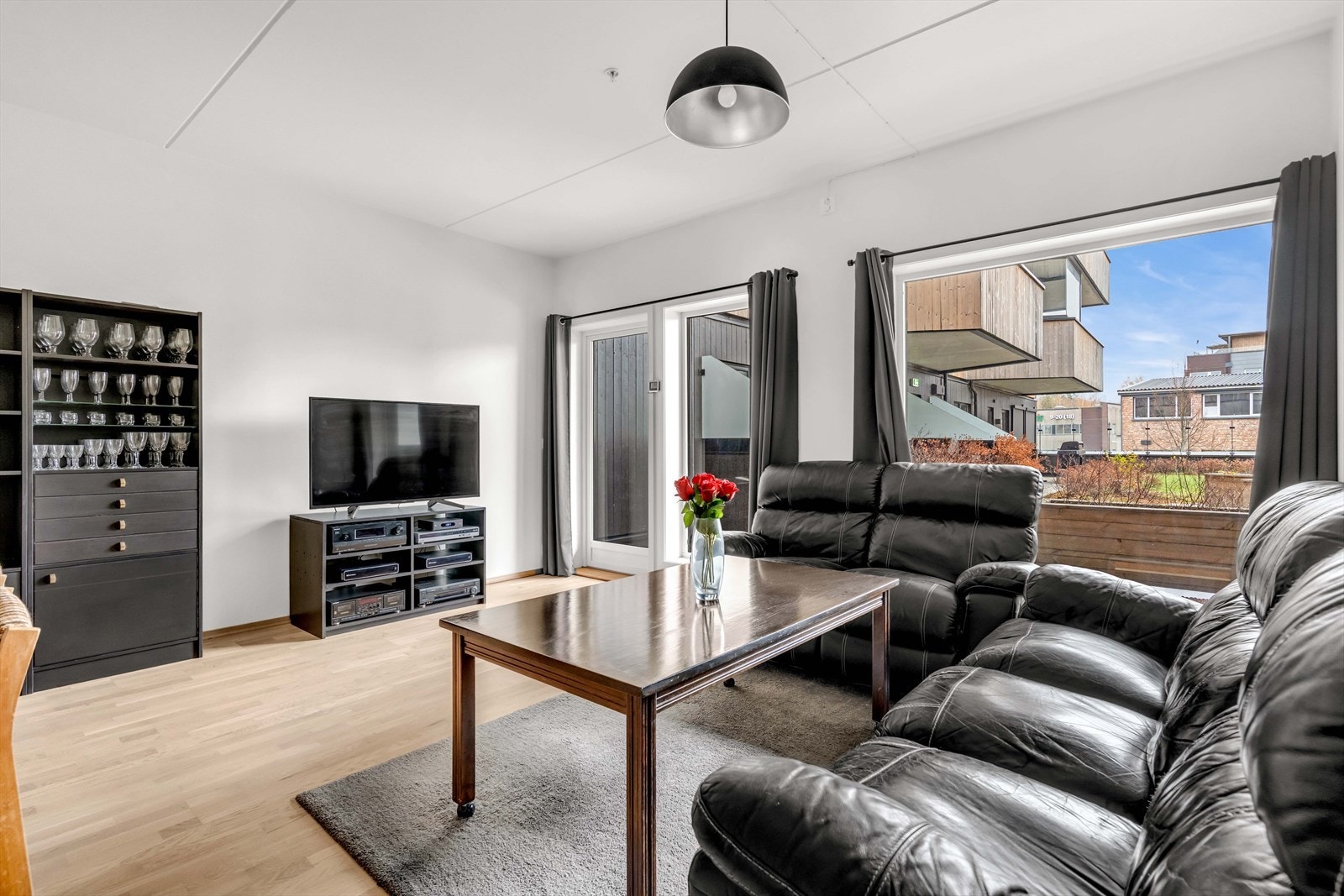 Parkettgulvet er lagt sømløst og veggene er lysmalte. Galleribilde