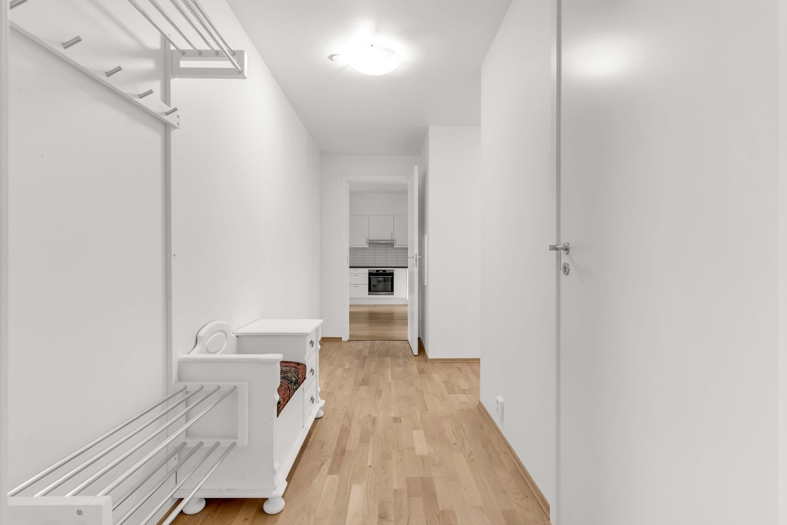 Leiligheten ligger i andre etasje og har heisadkomst fra garasjen, slik at man enkelt kan ta seg tørrskodd inn i entreen. Galleribilde