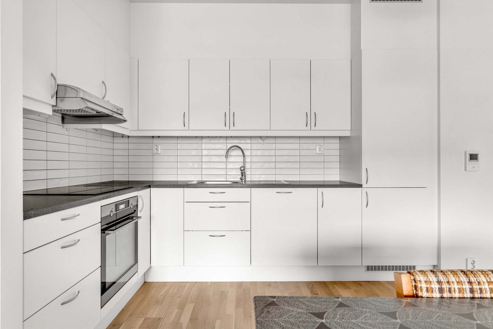 Moderne kjøkkeninnredning med integrerte hvitevarer. Galleribilde