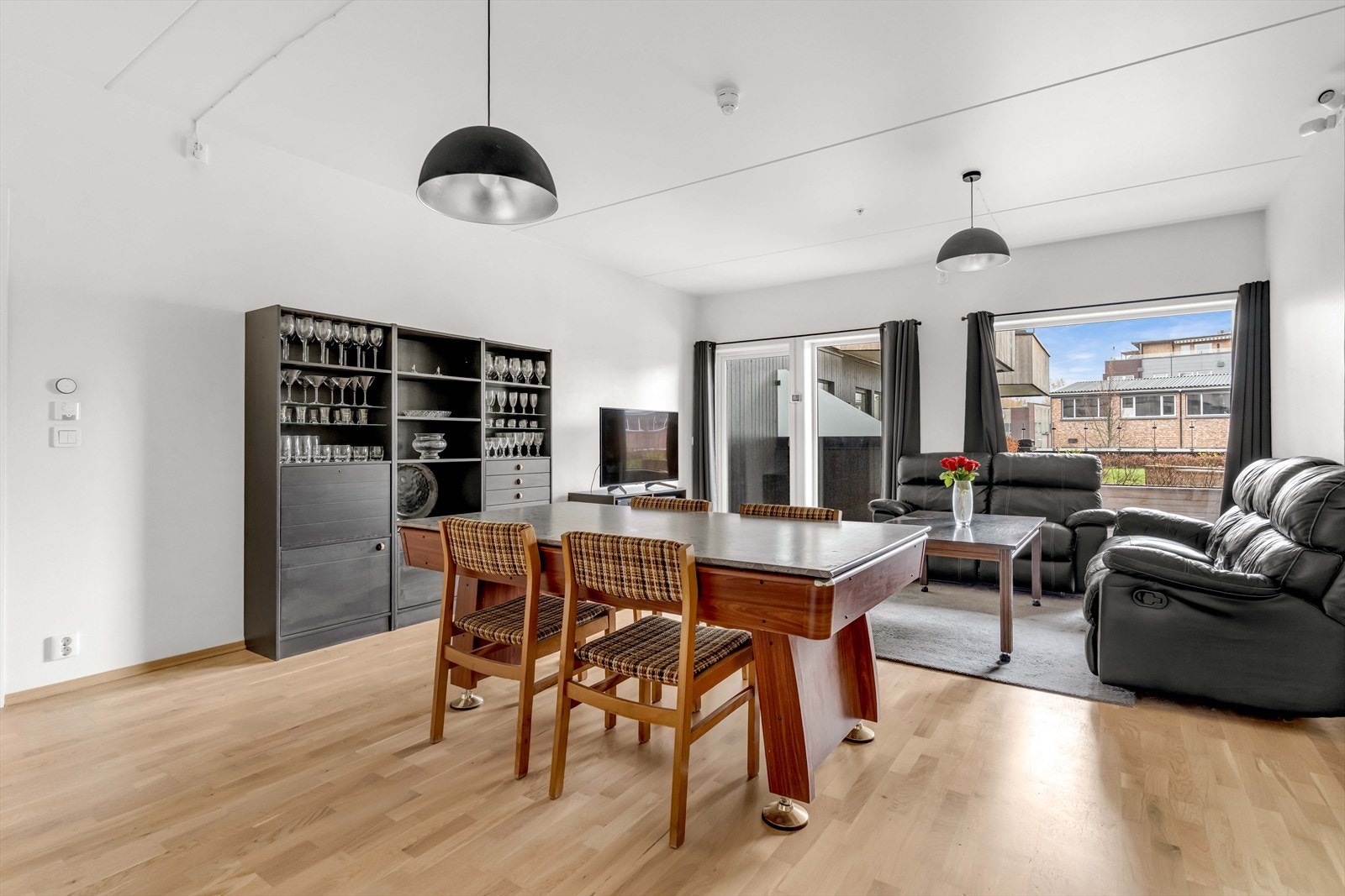 Den åpne løsningen danner en naturlig plass for spisebord mellom kjøkkenet og sofasonen. Galleribilde