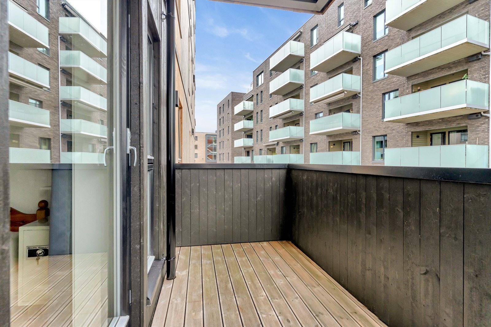 Fra hovedsoverommet er det utgang til balkongen. Balkongen har også overbygg, samt mørkbeiset rekkverk. Galleribilde