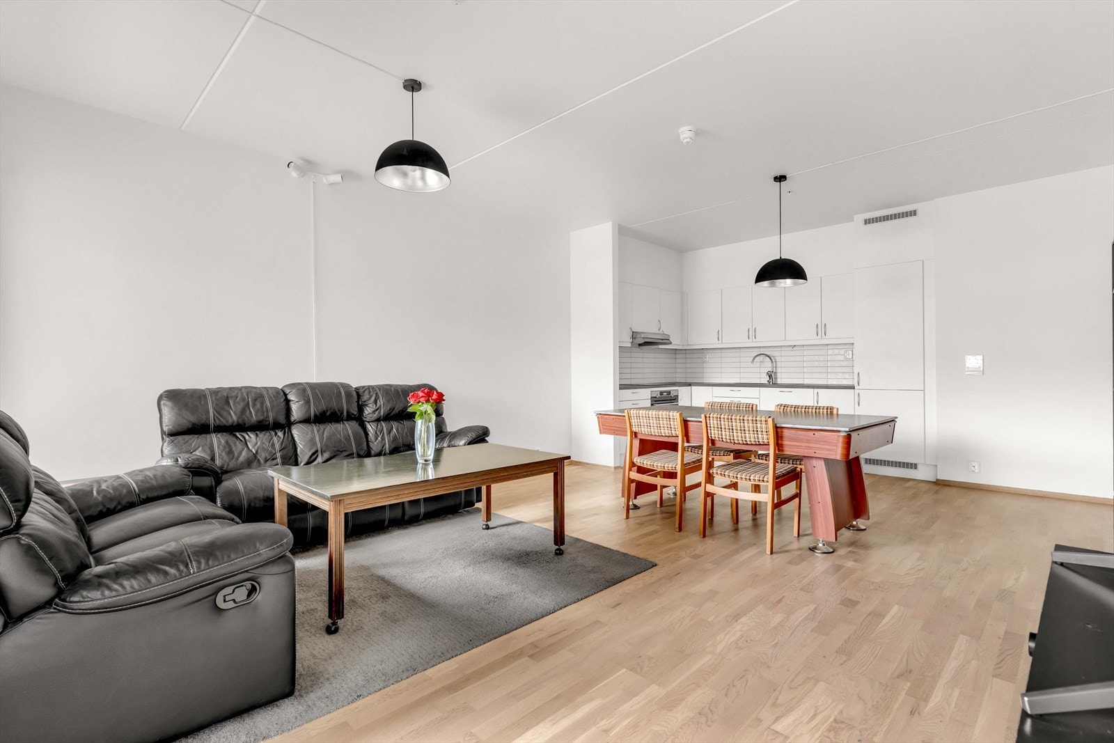 Det er verdt å merke seg at hele leiligheten varmes opp med vannbåren gulvvarme. Galleribilde