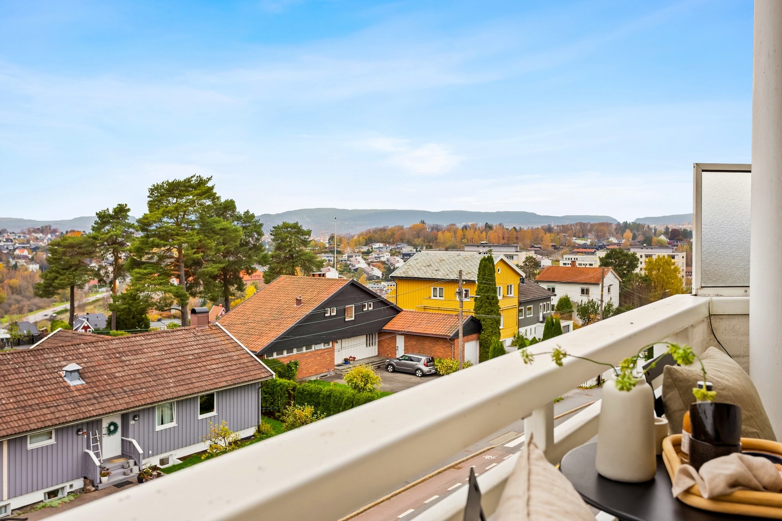 En lys 1-roms toppleilighet, med solrik balkong. Galleribilde