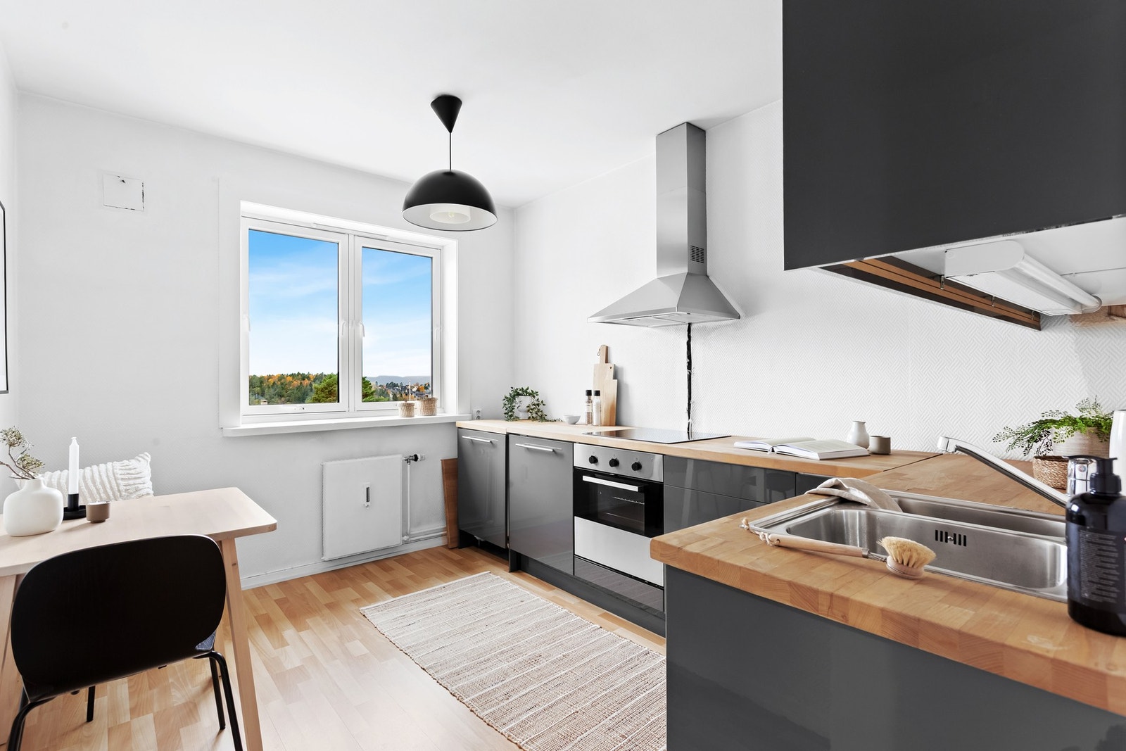 Separat kjøkken, med plass til spisebord. Kjøkkeninnredning med glatte fronter, opplyst å være fra 2010/11. Galleribilde