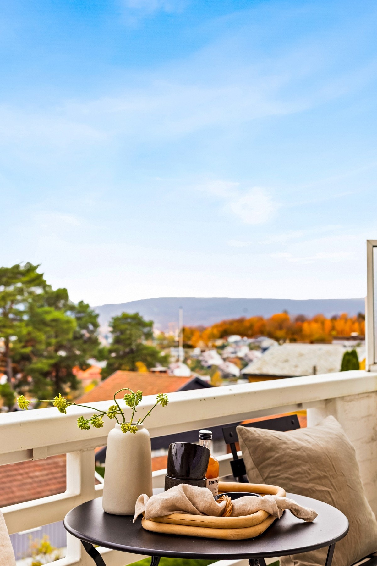 Utsikten kan nytes både innenfra leiligheten og fra balkongen. Galleribilde