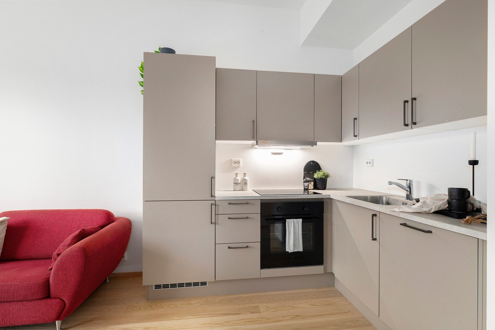 Kjøkkenet har integrert kjøl/fryseskap, stekovn, platetopp og oppvaskmaskin. Galleribilde