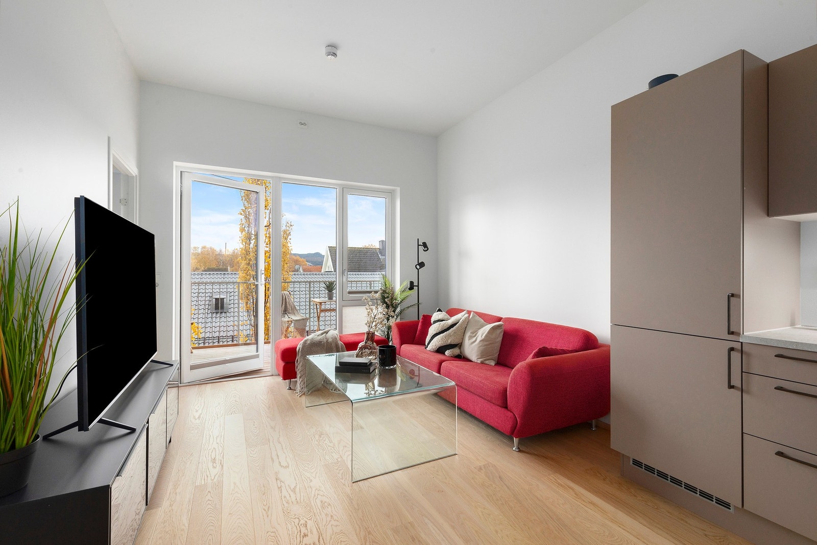 Leiligheten rommer entre/gang, baderom, soverom, kjøkken og stue med utgang til balkong. Galleribilde