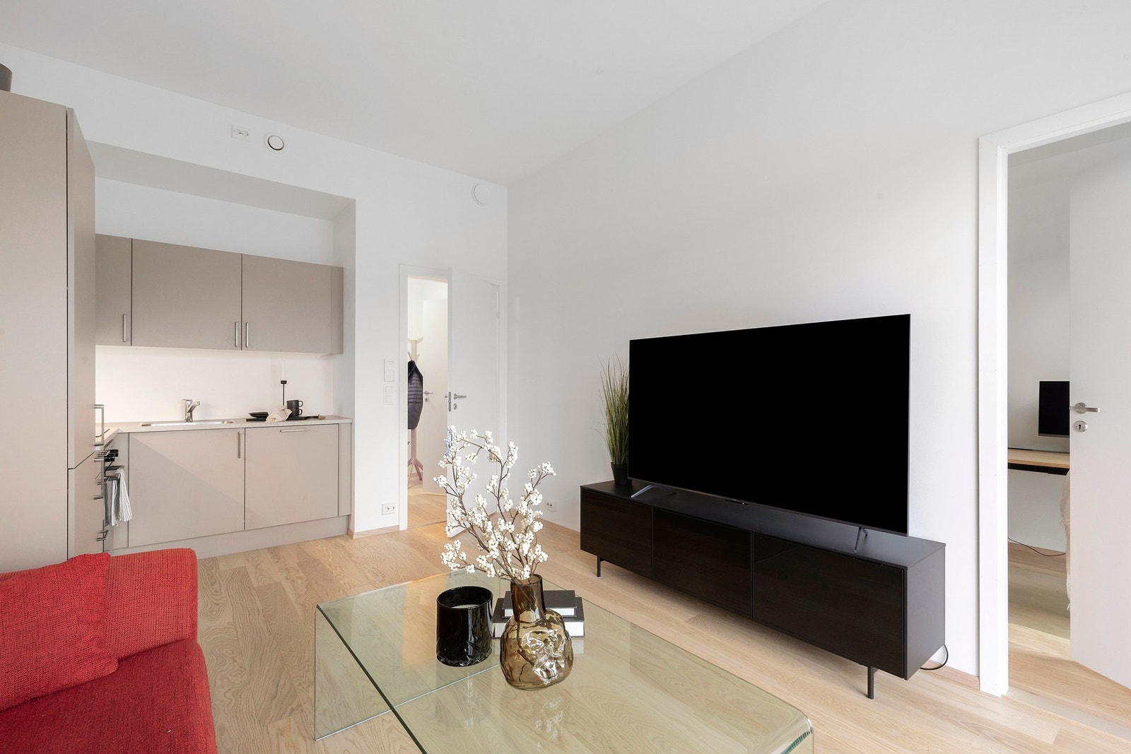 Det er parkett på gulv, malte overflater på vegger og malt betong i himling. Galleribilde