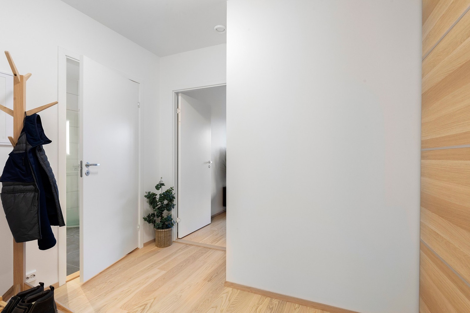 Romslig og praktisk gang innredet med skyvedørsgarderobe. Galleribilde