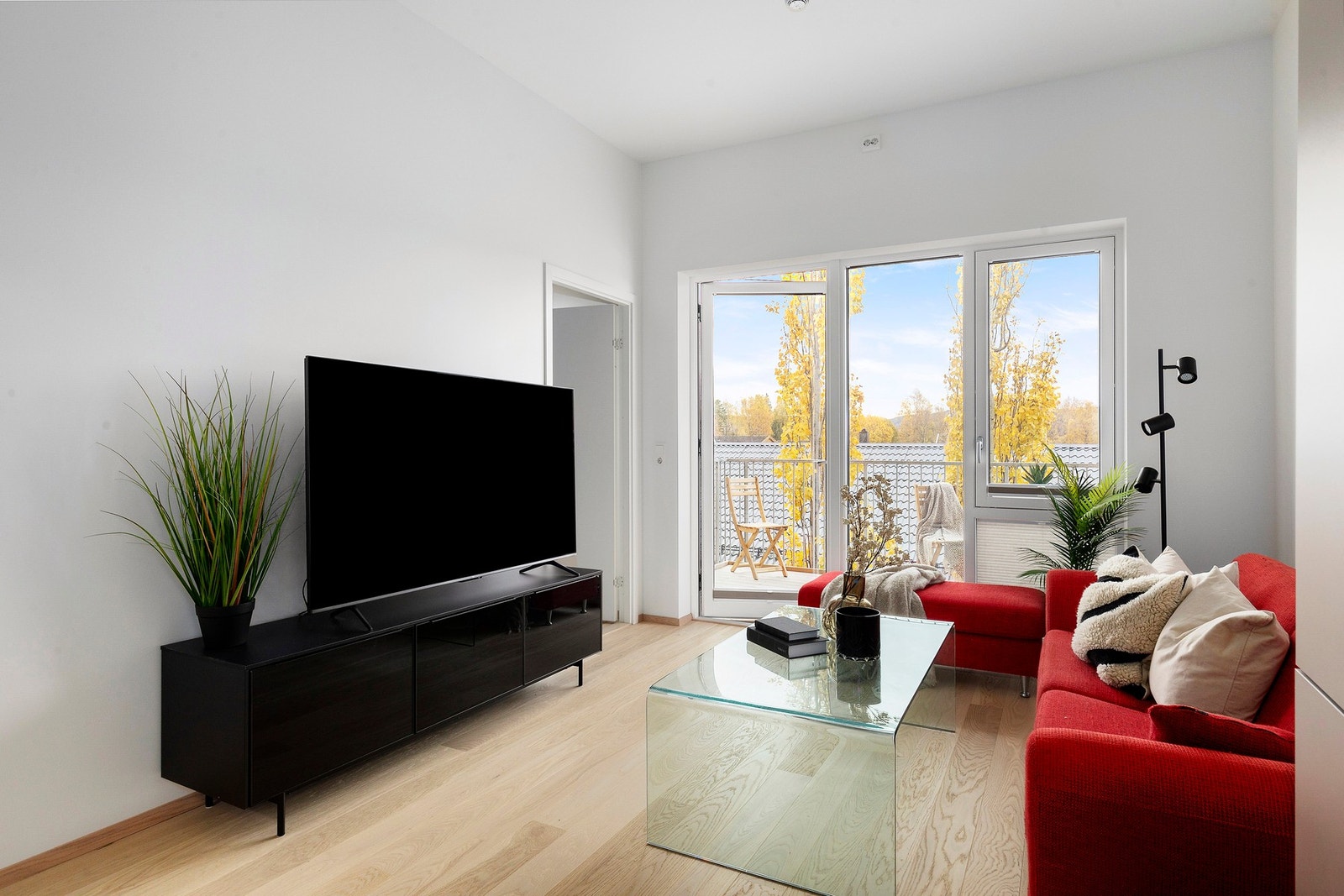 Felleskostnadene dekker bla. renovasjon, TV/Internett, fjernvarme, kaldt vann, felleskostnader fellesområder, felles forsikring og felles strøm. Galleribilde