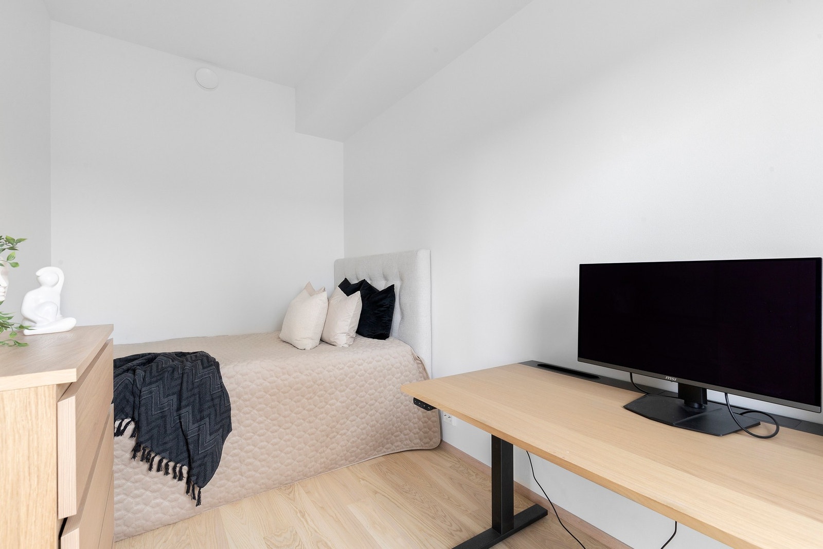 Romslig soverom på 9 kvm med gode møbleringsmuligheter. Galleribilde