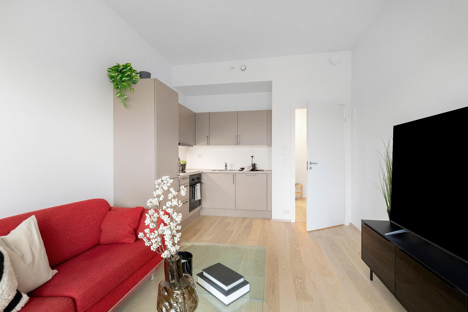 Det er sportsbod i kjeller og heis i bygget - Muligheter for å kjøpe p-plass i kjeller. Galleribilde