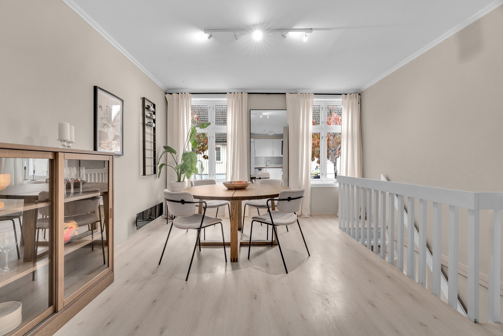 I stuen er det malte vegger og nyere (2023) laminatgulv Galleribilde