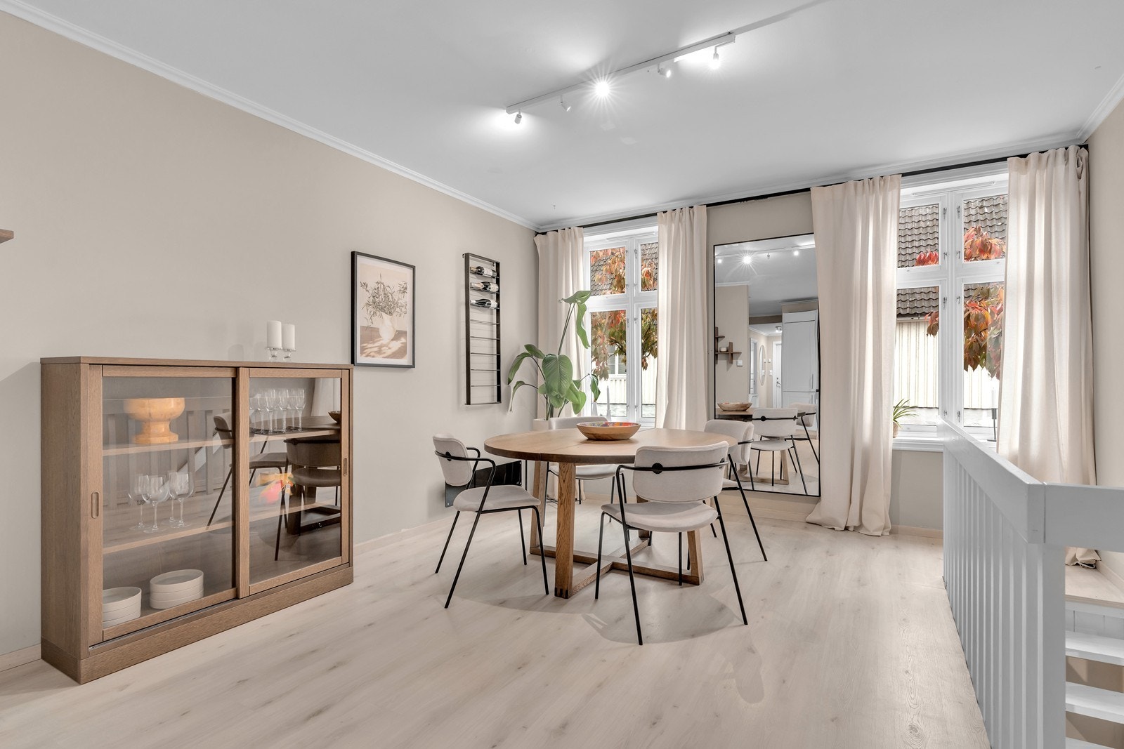 Velkommen til Tordenskjolds gate 39 - en meget pen selveierleilighet over to etasjer, med privat og solrik terrasse! Her fra leilighetens stue i 1. etasje Galleribilde