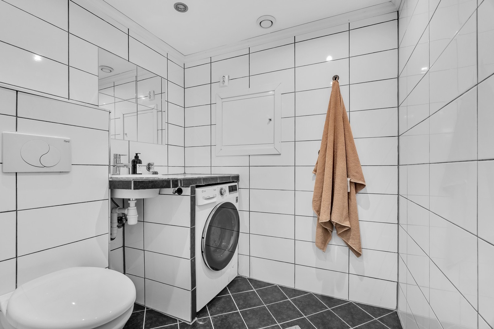 Bad med opplegg til vaskemaskin i underetasje. Det er lagt klart til å montere dusj Galleribilde