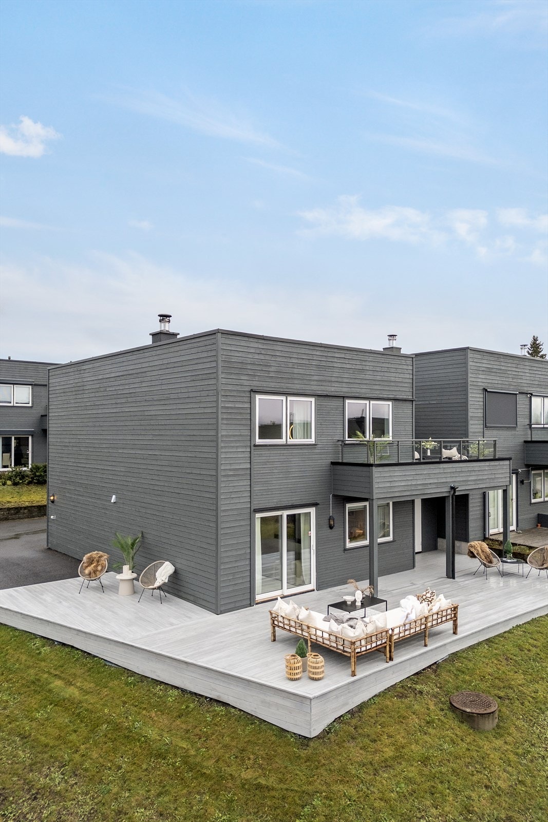 Stor terrasseplatting utenfor stue i 1. etasje. Galleribilde