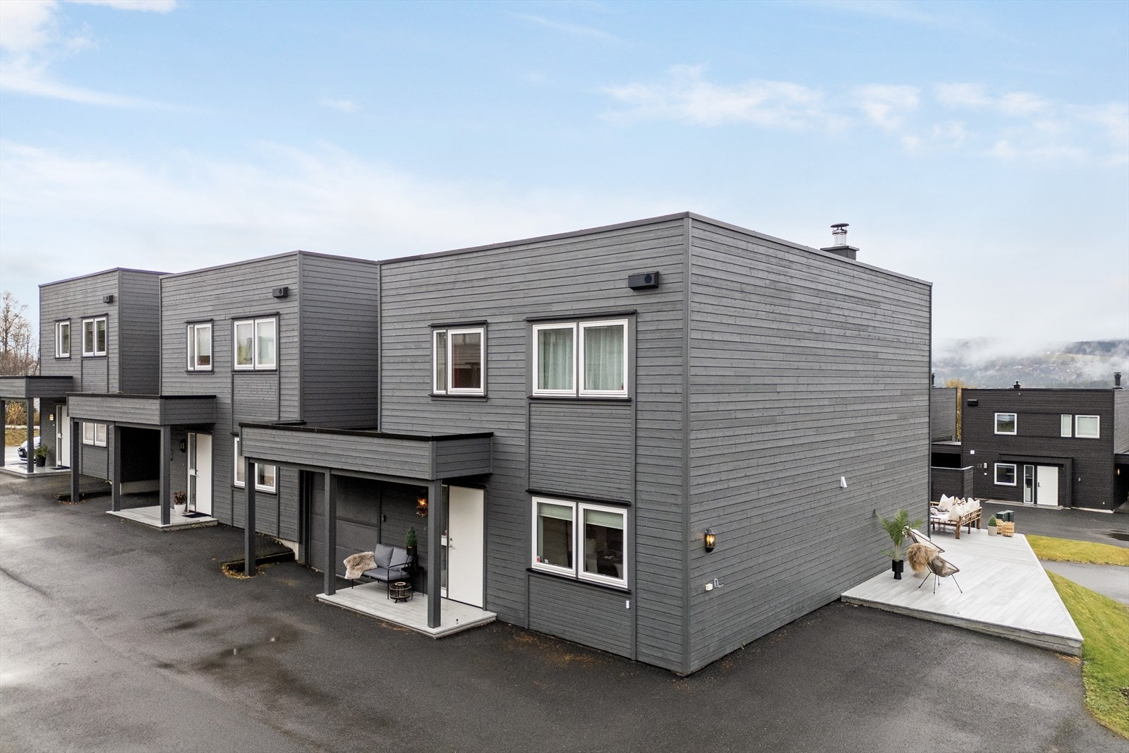 Asfaltert foran inngangspartiet. Galleribilde