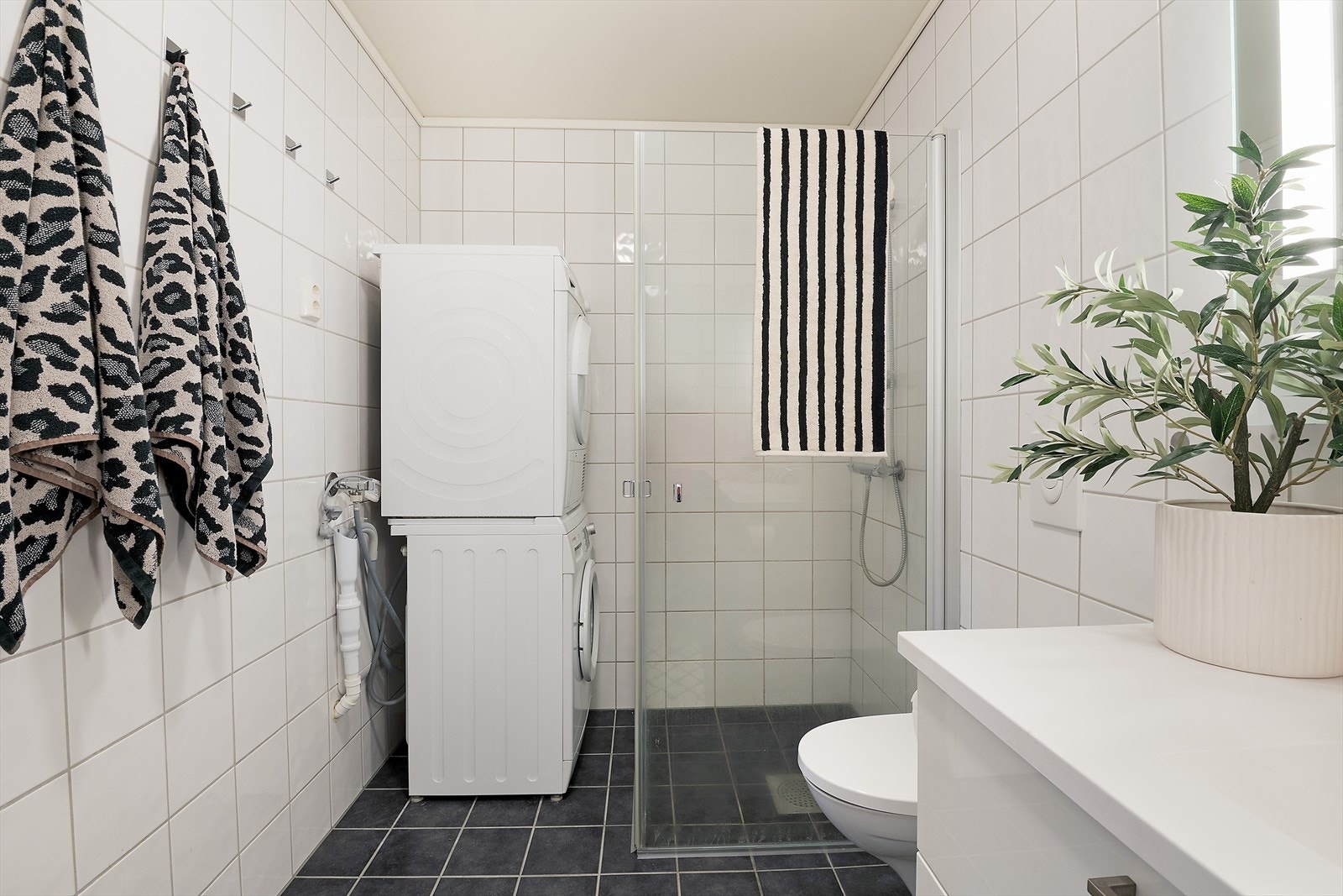 Badet har opplegg for vaskemaskin. Galleribilde